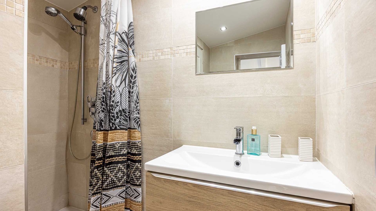 Photo of Bathroom in California - Pezou
