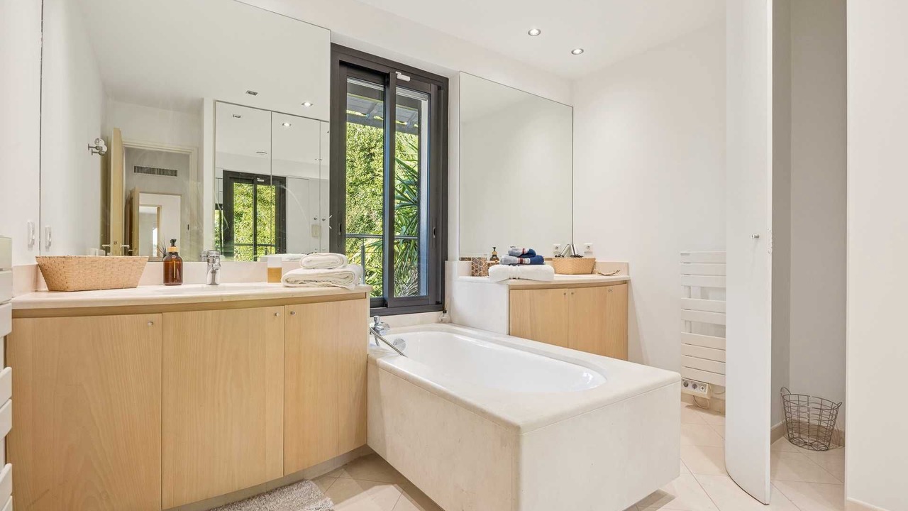 Photo of Bathroom in California - Pezou