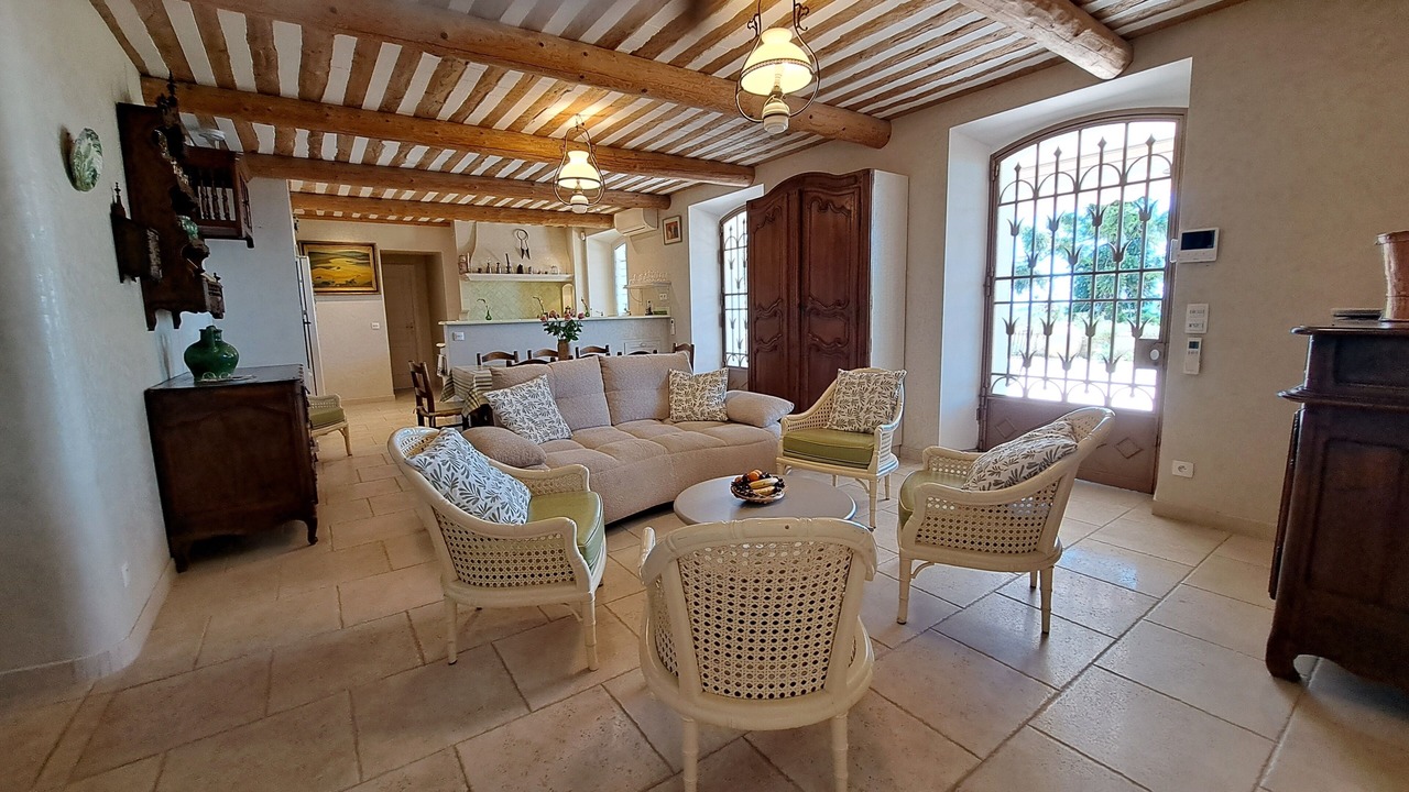 Photo of Livingroom in California - Pezou