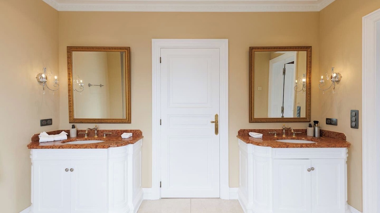 Photo of Bathroom in California - Pezou