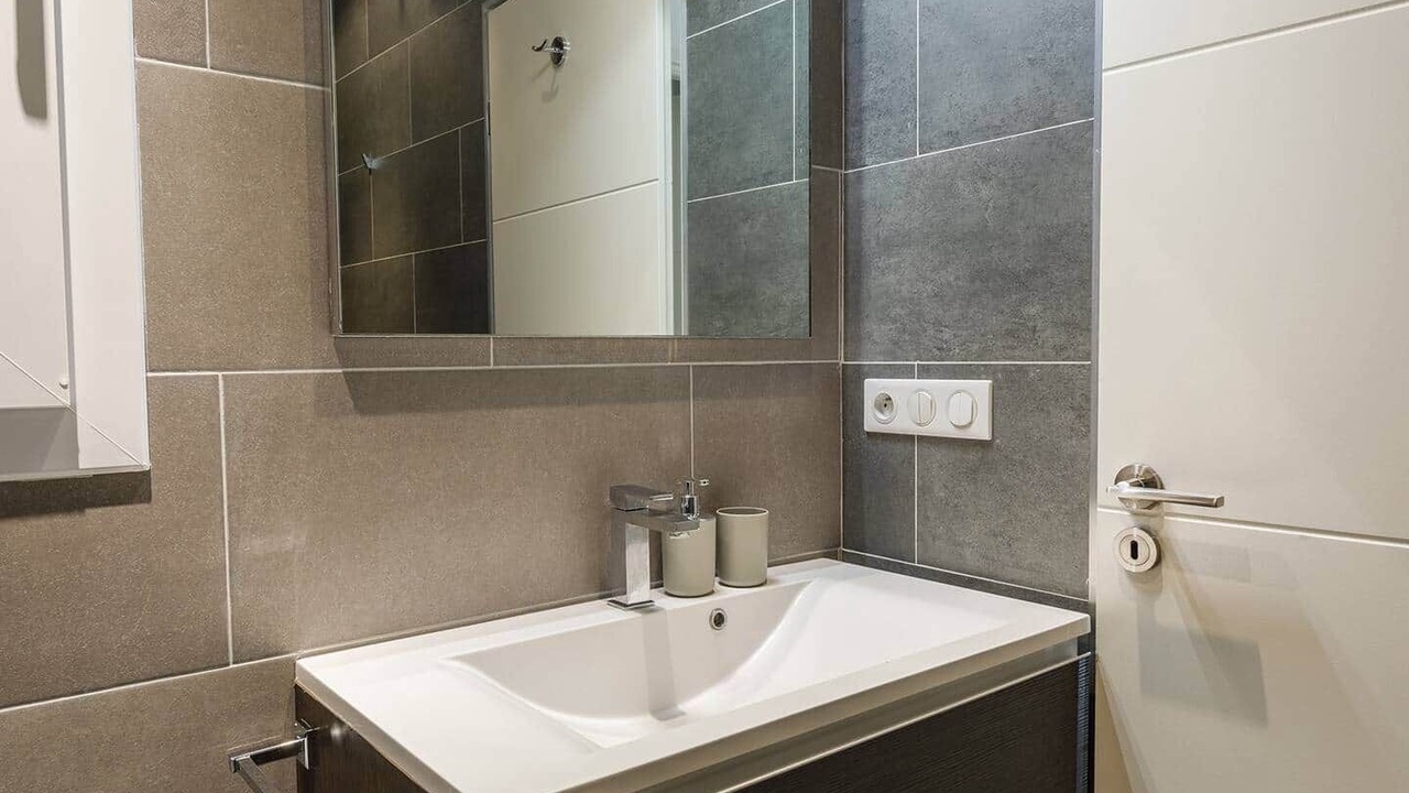 Photo of Bathroom in Musicians Quarter