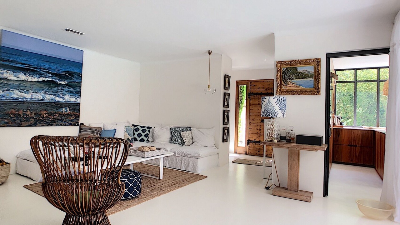 Photo of Livingroom in California - Pezou