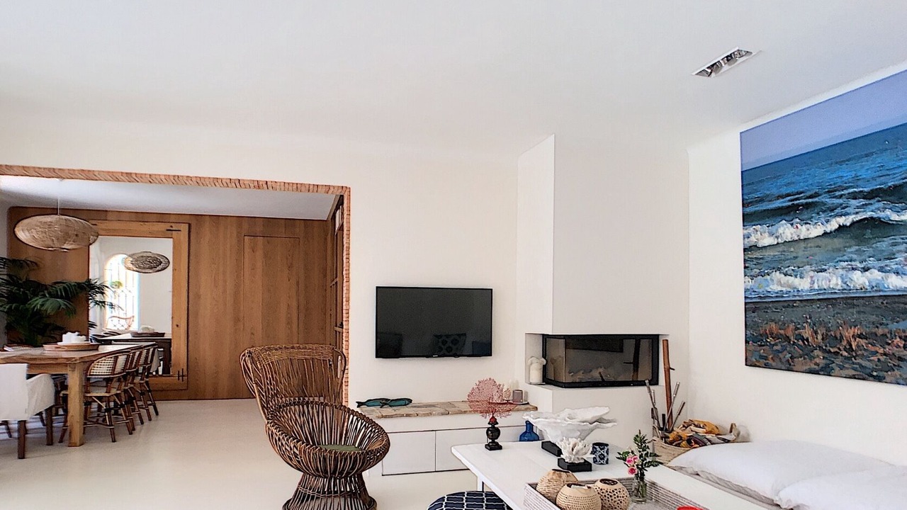 Photo of Livingroom in California - Pezou