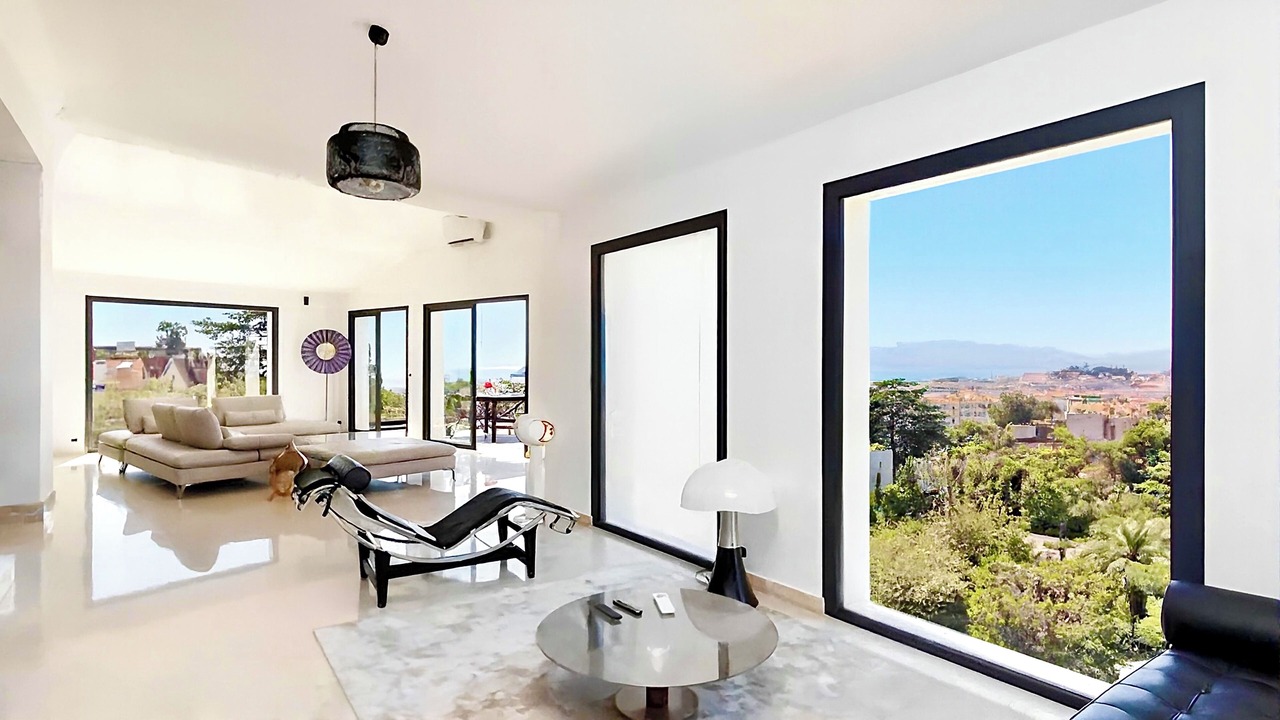 Photo of Livingroom in California - Pezou