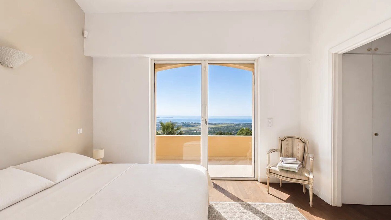 Photo of Bedroom in Mandelieu-La-Napoule