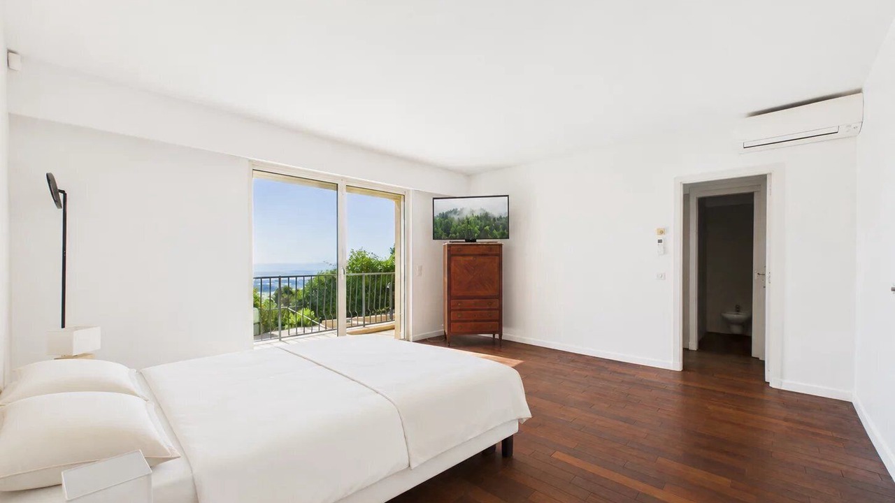 Photo of Bedroom in Mandelieu-La-Napoule