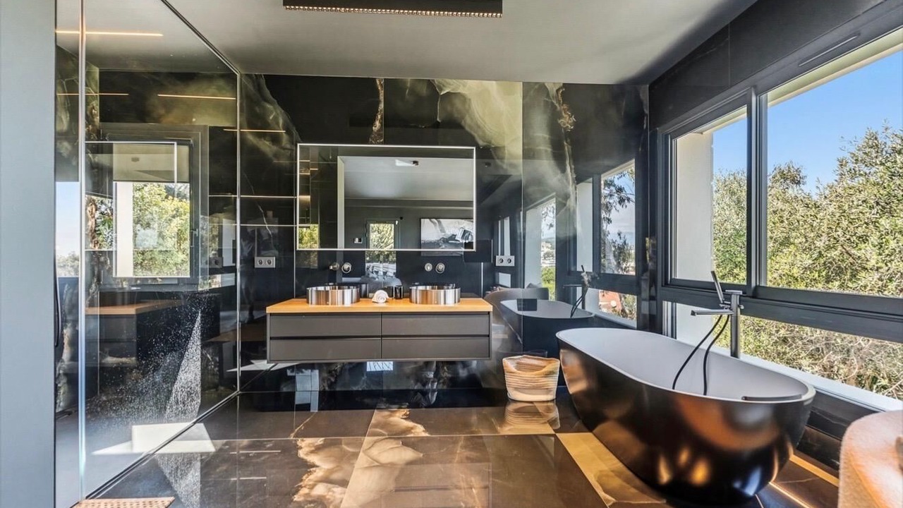 Photo of Bathroom in California - Pezou