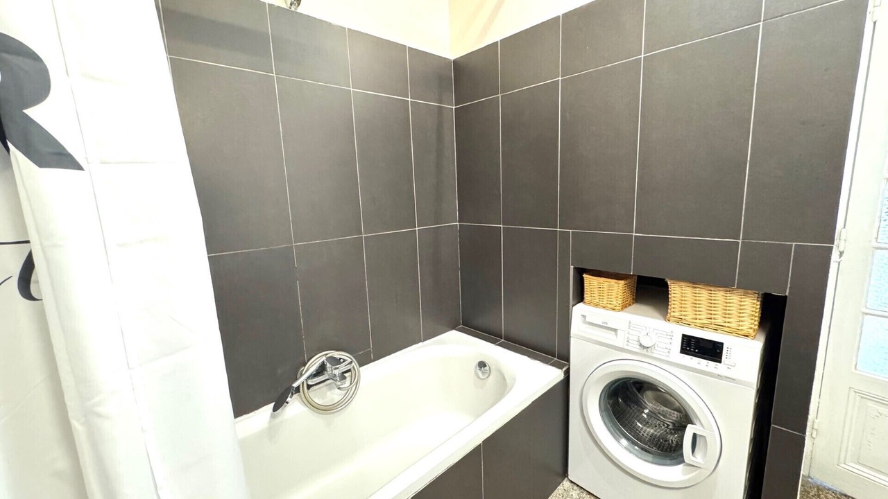 Photo of Bathroom in Musicians Quarter