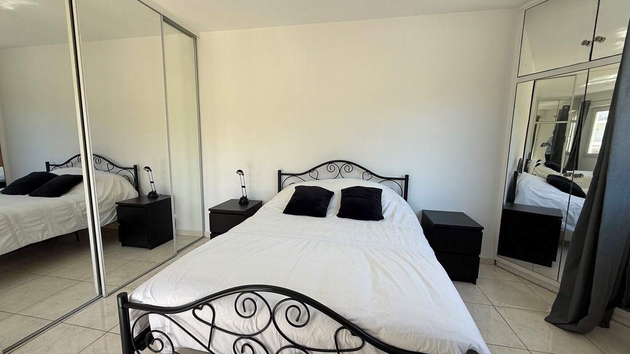 Photo of Bedroom in Prado - Republique