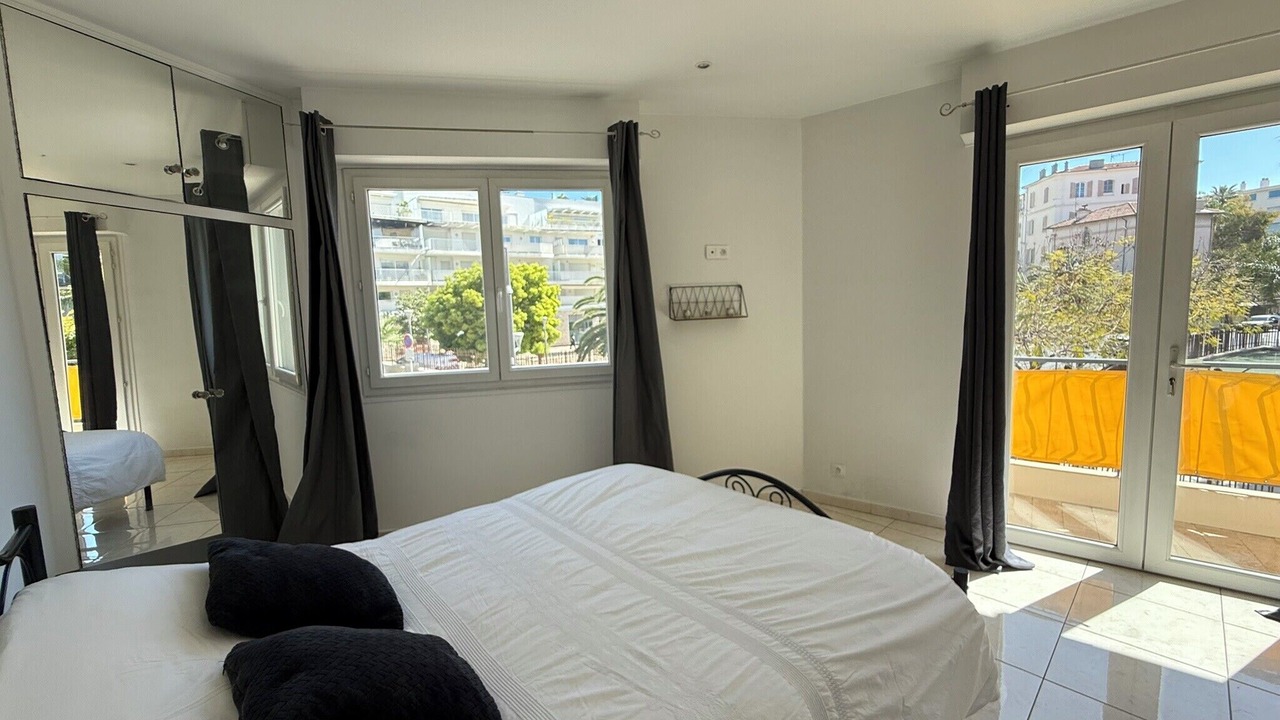 Photo of Bedroom in Prado - Republique
