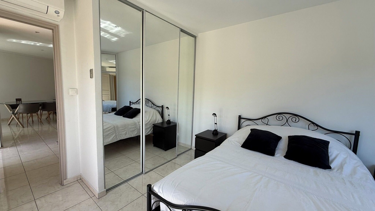 Photo of Bedroom in Prado - Republique