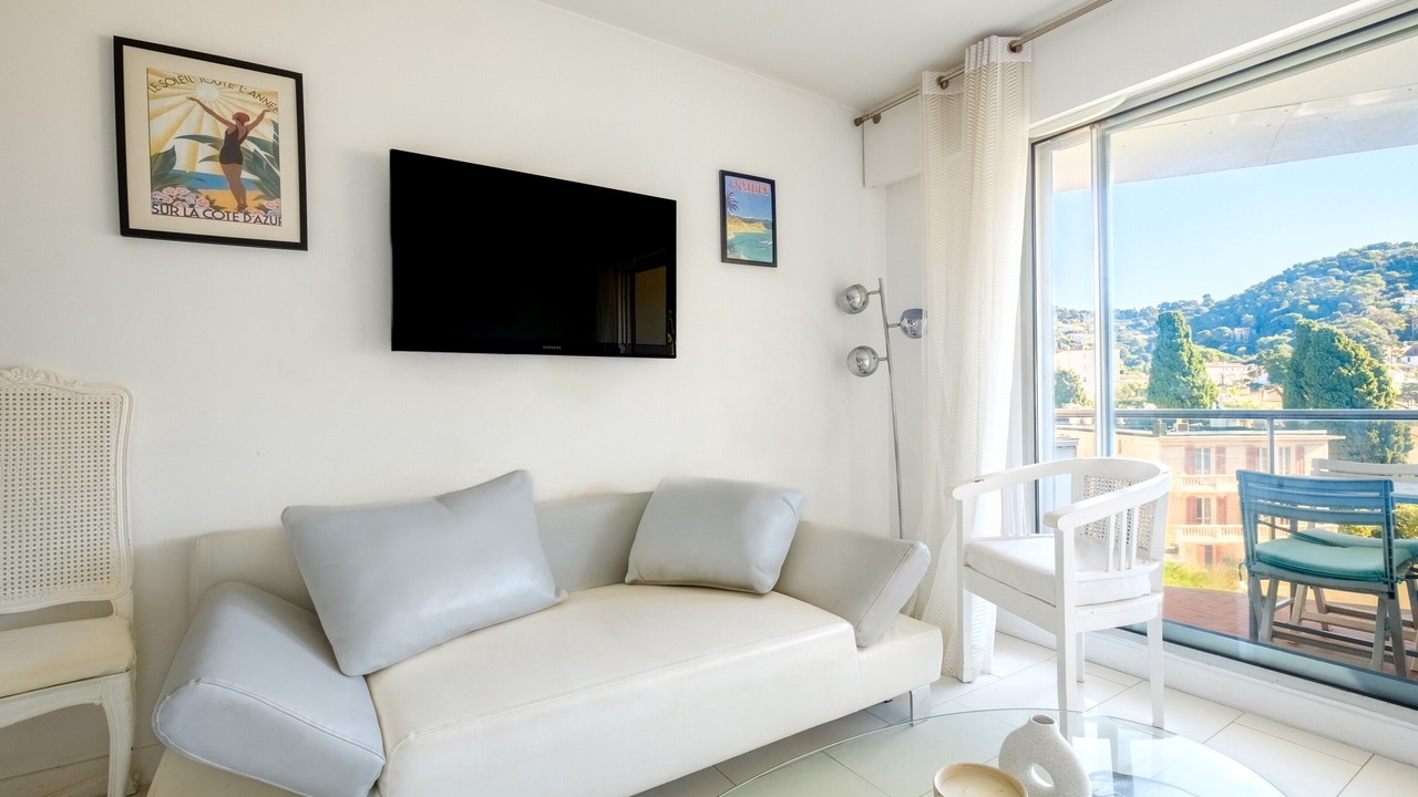 Photo of Livingroom in California - Pezou