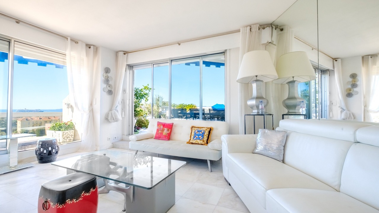 Photo of Livingroom in California - Pezou