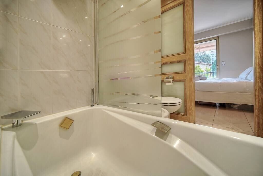Photo of Bathroom in California - Pezou