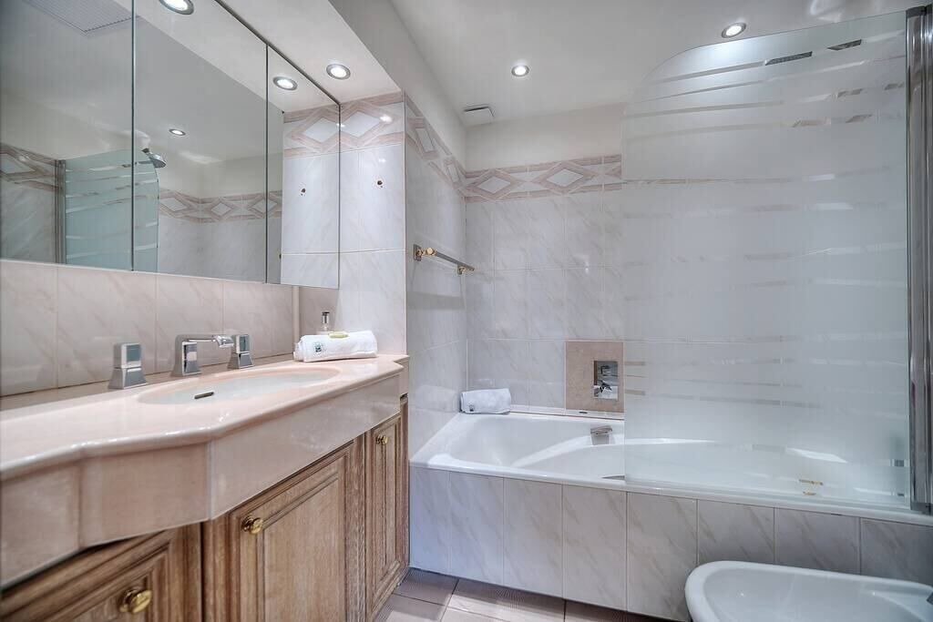 Photo of Bathroom in California - Pezou