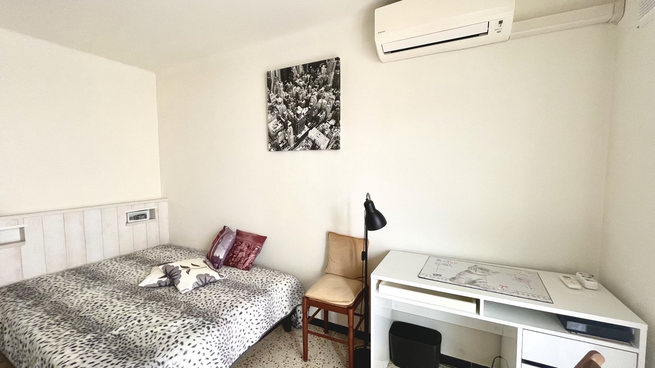 Photo of Bedroom in Prado - Republique