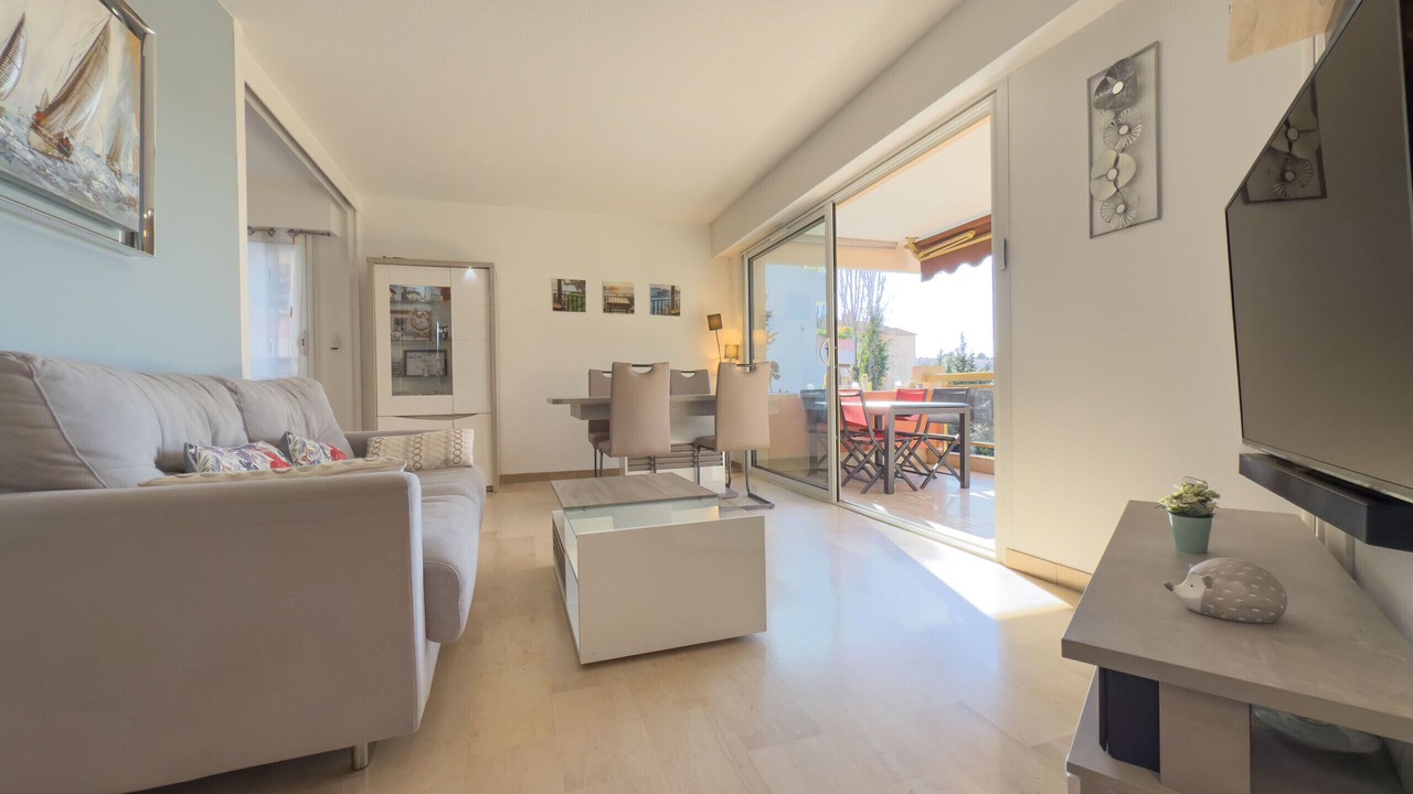 Photo of Livingroom in California - Pezou