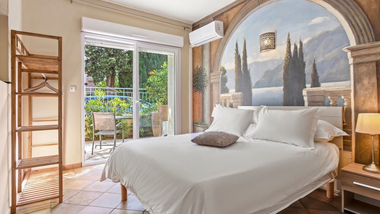 Photo of Bedroom in Saint-Aygulf