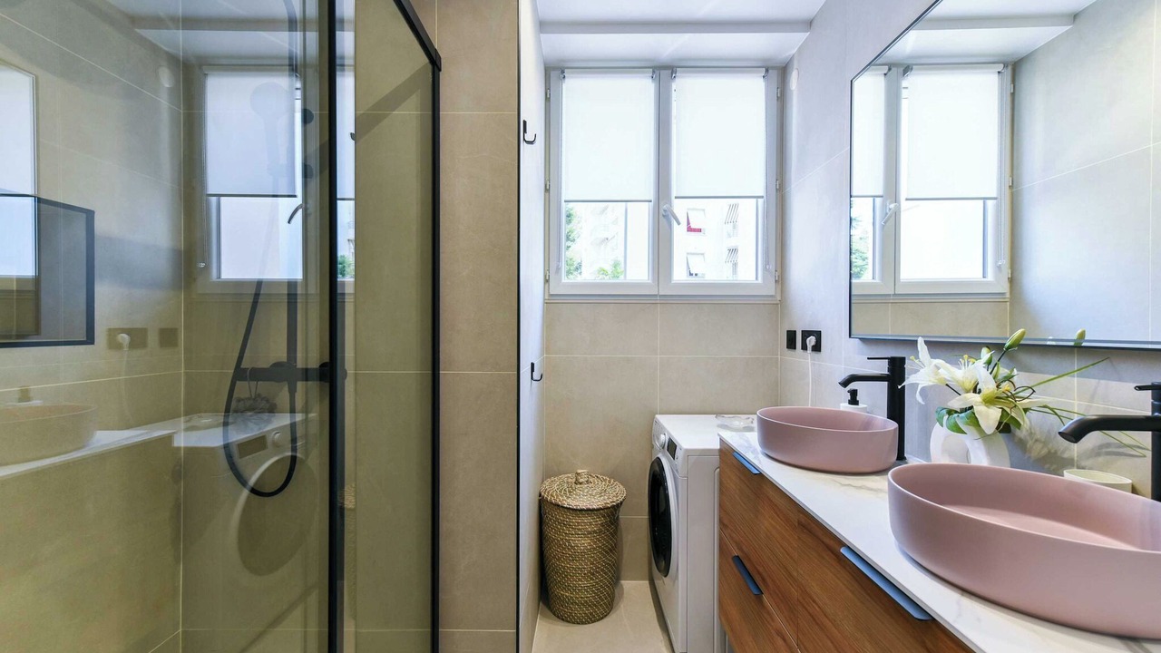 Photo of Bathroom in California - Pezou