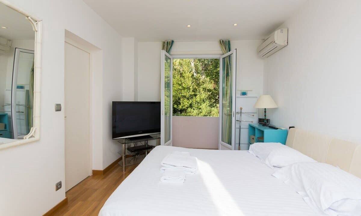 Photo of Bedroom in California - Pezou
