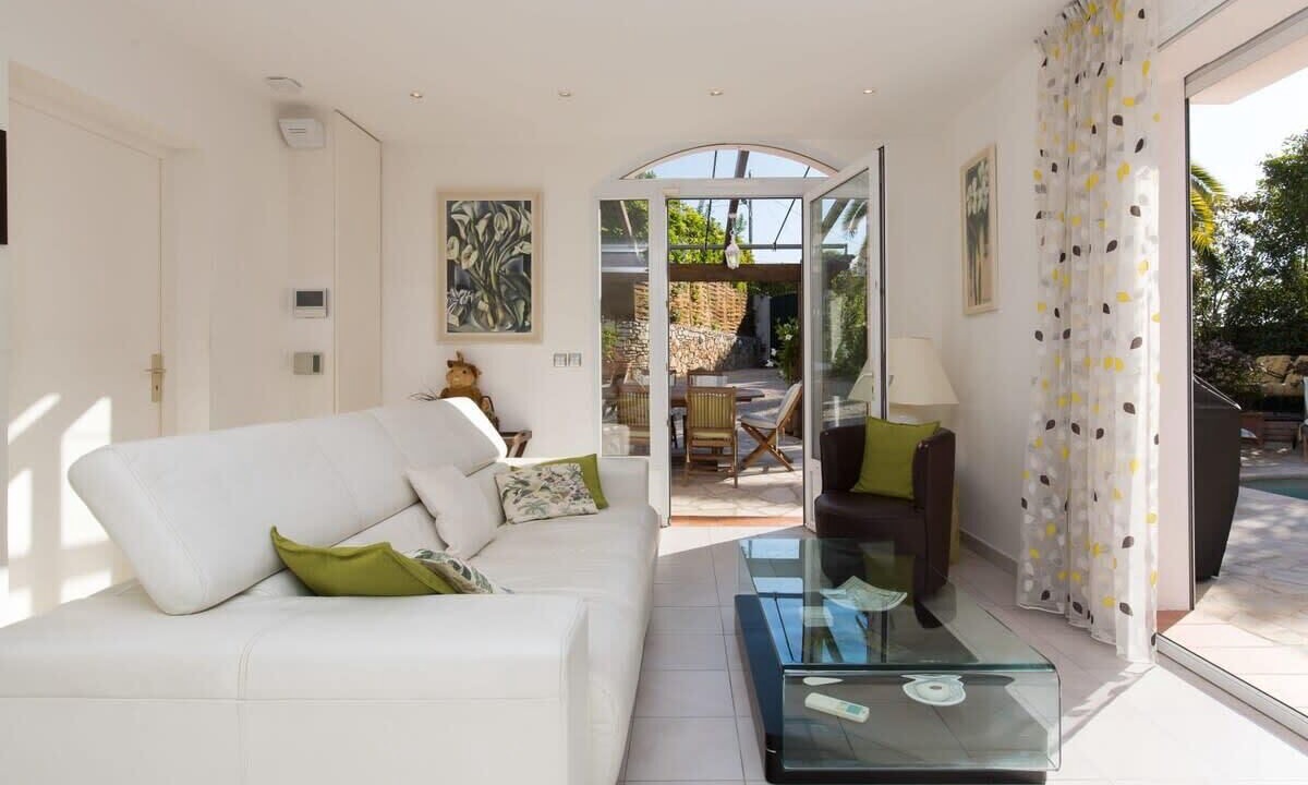 Photo of Livingroom in California - Pezou