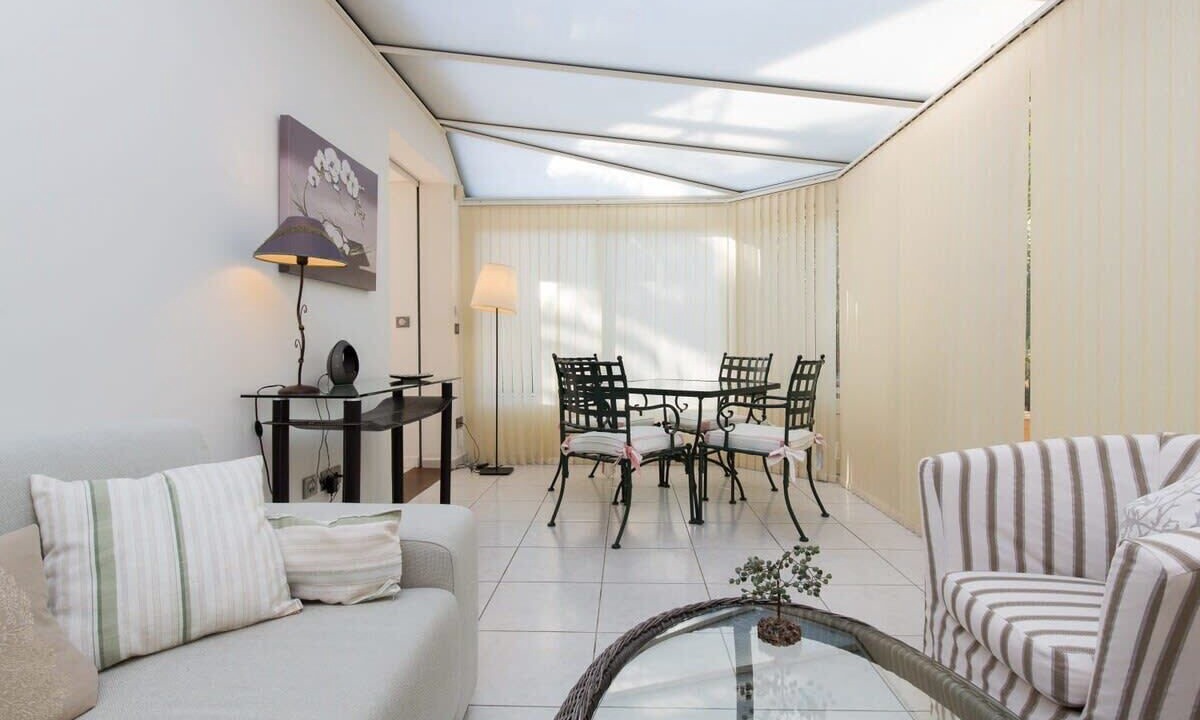Photo of Livingroom in California - Pezou