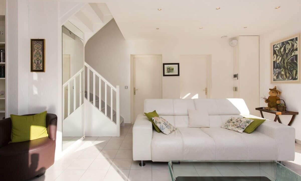 Photo of Livingroom in California - Pezou