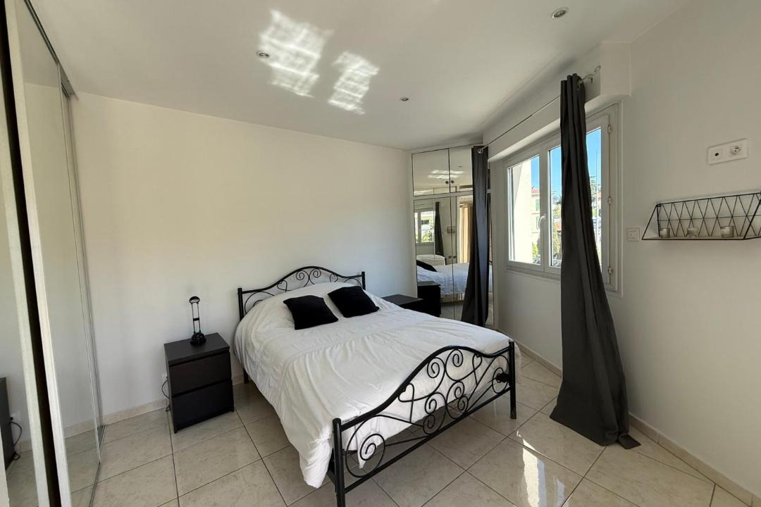 Photo of Bedroom in Prado - Republique