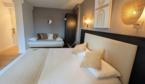 Chambre Triple Classique, 1 chambre, côté ville
