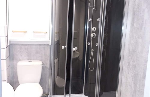 Remiremont Apartment | Appartement Les Iris, au Calme, Proche du Centre-ville