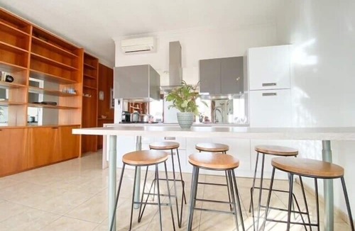 Le Suquet Apartment | Meynadier Vieux Port Mairie: Cannes, 2 BDR apt with balcony and sea view