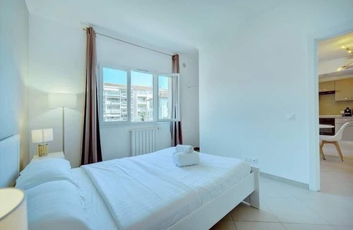 Carnot Apartment | Upstays Terrace Carnot Center 60m2 Apartment