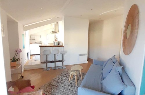 Vernier Apartment | Top Floor Flat - 1 bed Room - Central
