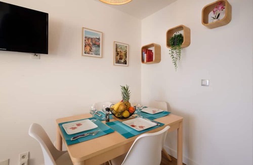 La Croix des Gardes Apartment | Apartment 'Sur La Mer' with Sea View, Shared Pool and Wi-Fi