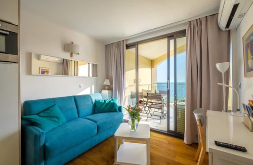 La Croix des Gardes Apartment | Apartment 'Sur La Mer' with Sea View, Shared Pool and Wi-Fi