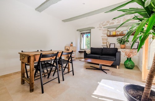Tourrettes-sur-Loup Apartment | LA FONTAINE – Peaceful retreat in medieval Tourrettes-sur-Loup
