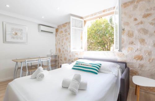 Antibes Old Town Apartment | Chez Dominique 4 Guest Apartment in Migrainier Central Antibes with AC