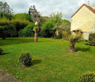 Esquay-sur-Seulles House | Le Palmier maison spacieuse, lumineuse, bien équipée, 3 belles chambres, 2 salles d'eau, 2 WC, grand jardin arboré clos, belle terrasse, parking privatif 7 kms Bayeux proche plages du débarquement