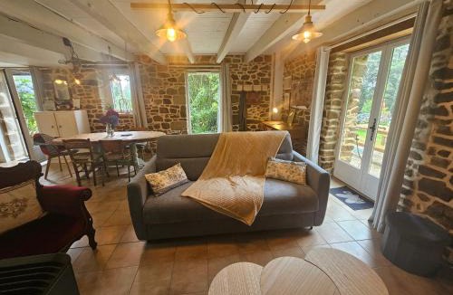 Ploerdut House | Ker Adèle, longère cosy au cœur d'un bois