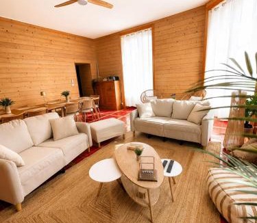 Pouzauges House | Gîte de l'Esplanade-18 min du Puy du Foù-Ventilateurs- Billard- Baby-foot-Fléchettes-Grande maison de bourg spacieuse de 200m2- Famille-Amis-Groupe