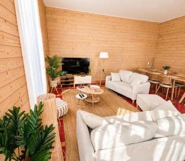 Pouzauges House | Gîte de l'Esplanade-18 min du Puy du Foù-Ventilateurs- Billard- Baby-foot-Fléchettes-Grande maison de bourg spacieuse de 200m2- Famille-Amis-Groupe
