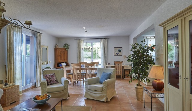 Villa with dishwasher, in green surroundings