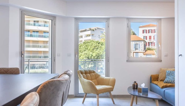 Renovated Apt with Balconies - Holiday/Congress
