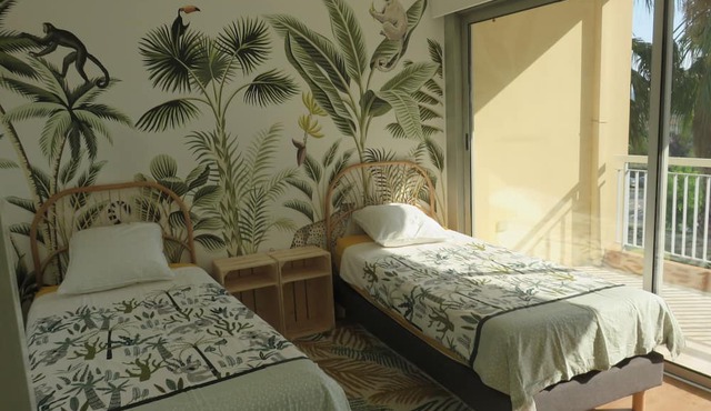 Bright 6-seater apartment overlooking the Marina