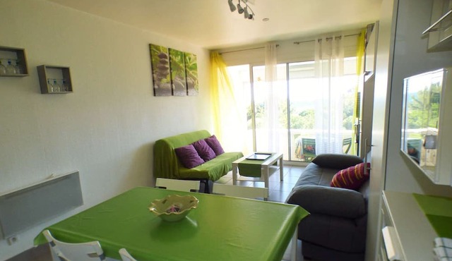 Full sea view, air conditioning, beach a stone's throw away, everything on foot