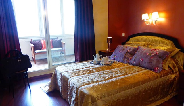 "MADAME CHIC" . Distinguished and warm, the apartment is in its image .