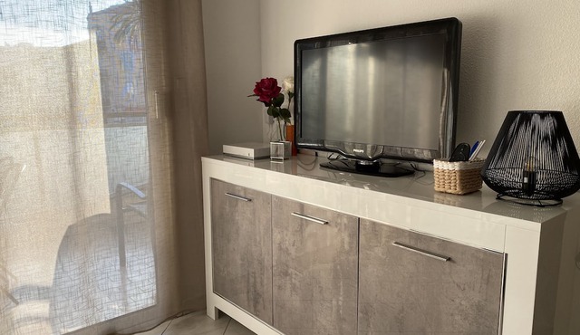 Your vacation starts here . in this beautiful sun-drenched apartment