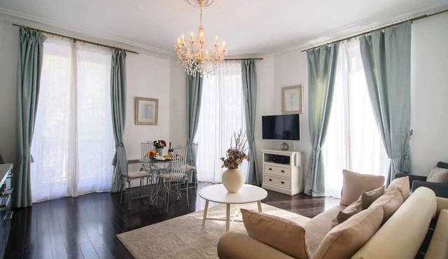 Perfectly Parisian, Bright & Elegant with Balcony