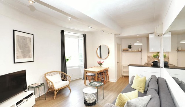 Stunning, Upmarket and Newly furnished Apartment nearby all Major Attractions