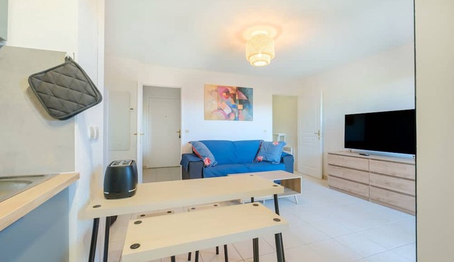 Studio Apartment 'Résidence Les Bastides' with Mountain View, Shared Pool and Air Conditioning